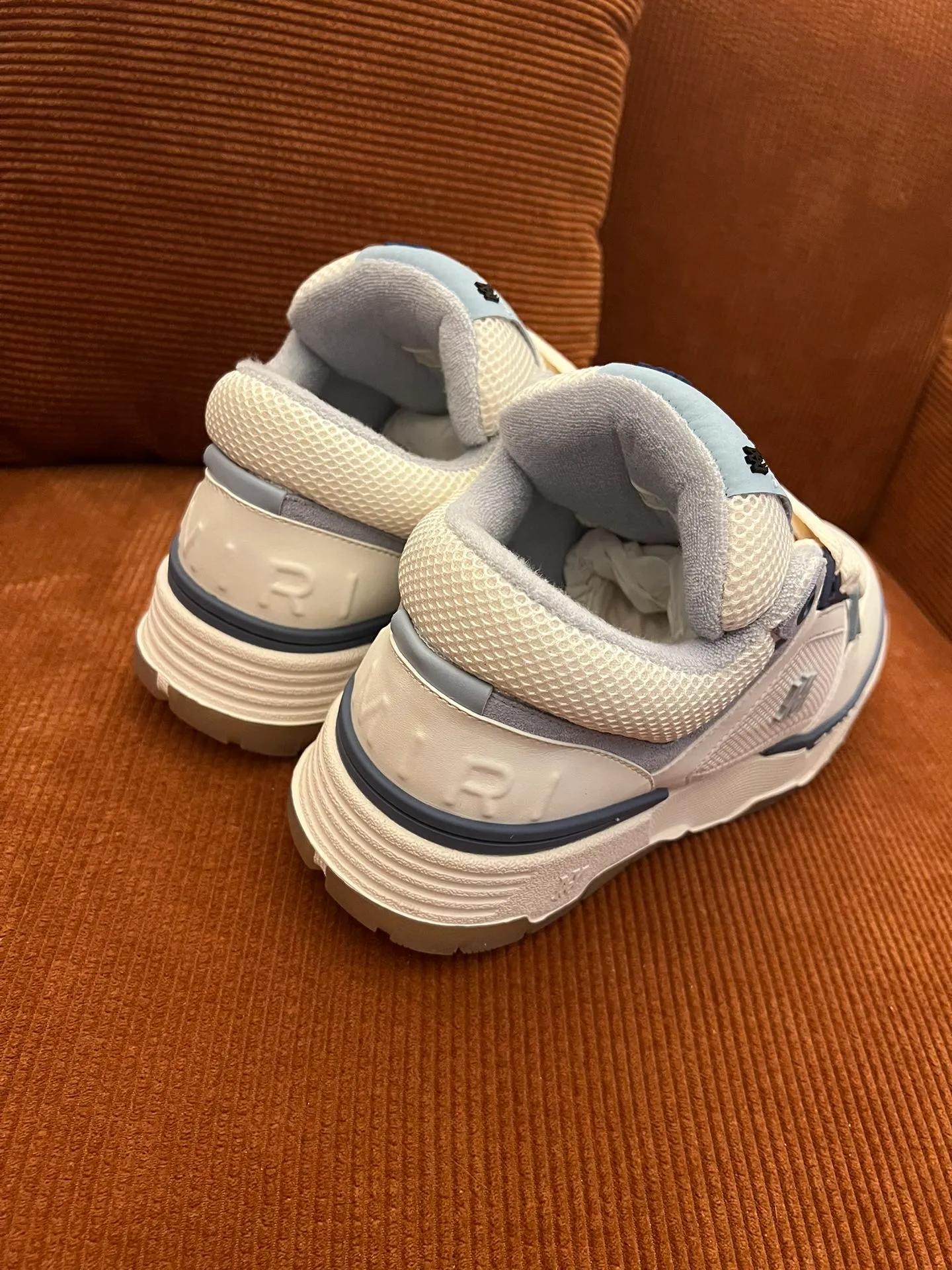 p620💰Men's shoes Amiri Emile's 2023 spring and summer new MA-1 bread shoes, couple models, casual sports shoes, sneakers Amiri gave up the rock punk style in the new season and used a large number of unsaturated colors, Morandi tones, whether you see or wear them, it will make people very happy. The large tongue of the bread shoes continues, shortens the length of the shoe body, thickens the midsole, and the toe part is more rounded. Amiri's brand letters and MA logo appear on the side of the shoe. Fabric: Original customized imported first-layer cowhide + mesh. Lining: Original customized breathable towel lining. Outsole. Foam combination material. Bottom thickness: 4CM. Size: Men's 39-45